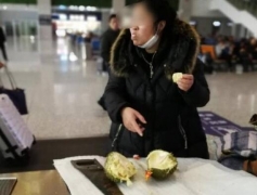 對(duì)于春節(jié)回城帶臘肉被檢扣留，這是怎么回事？